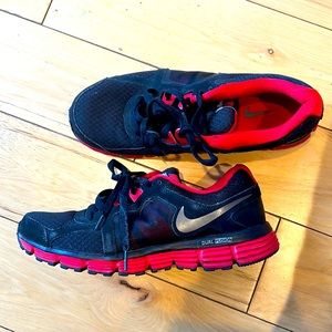 Nike dual fusion men’s sneakers size 10